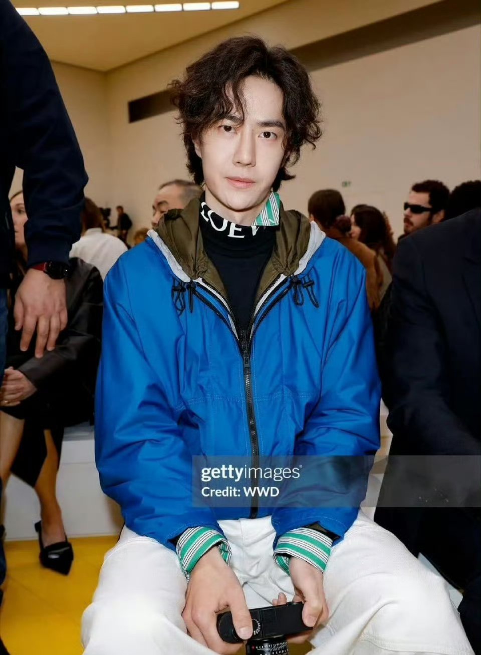 虽然但是，我觉得这还是磨皮过的，因为八字不见了 