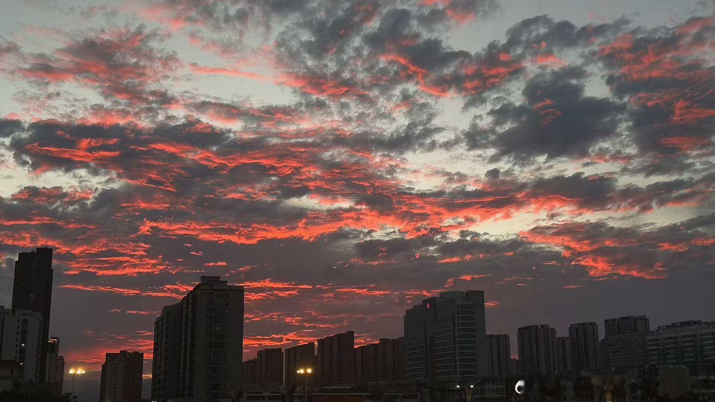 不在同一片天空，却好像共享了晚霞 ​​​