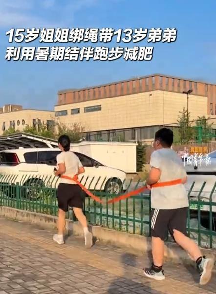 近日，一段拍摄于江苏南京的真实记录画面，毫不留情地撕开了千百万父母最抓狂的育儿现
