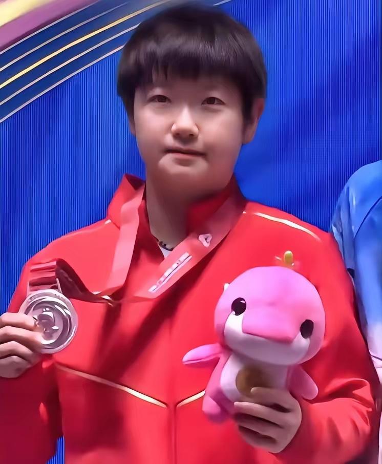 我看了孙颖莎8年的比赛，见证了她从青涩小将成长为国乒领军者。这8年，是她用汗水和