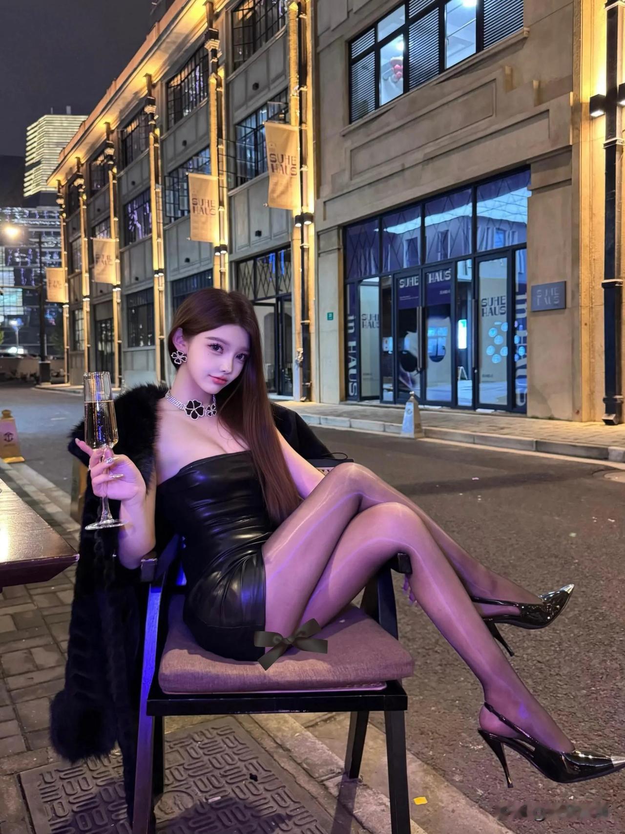 金杯玉液醉红颜，美人轻舞步翩跹。#红颜美女的风彩# #倩影俏佳人# #美人风采照