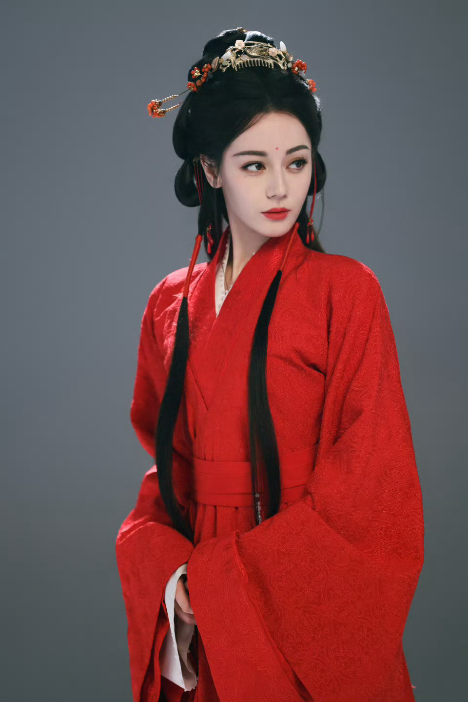 迪丽热巴白日提灯强势宣发配置好有排面热巴姐姐独美热巴姐姐独美，迪丽热巴白日提灯强