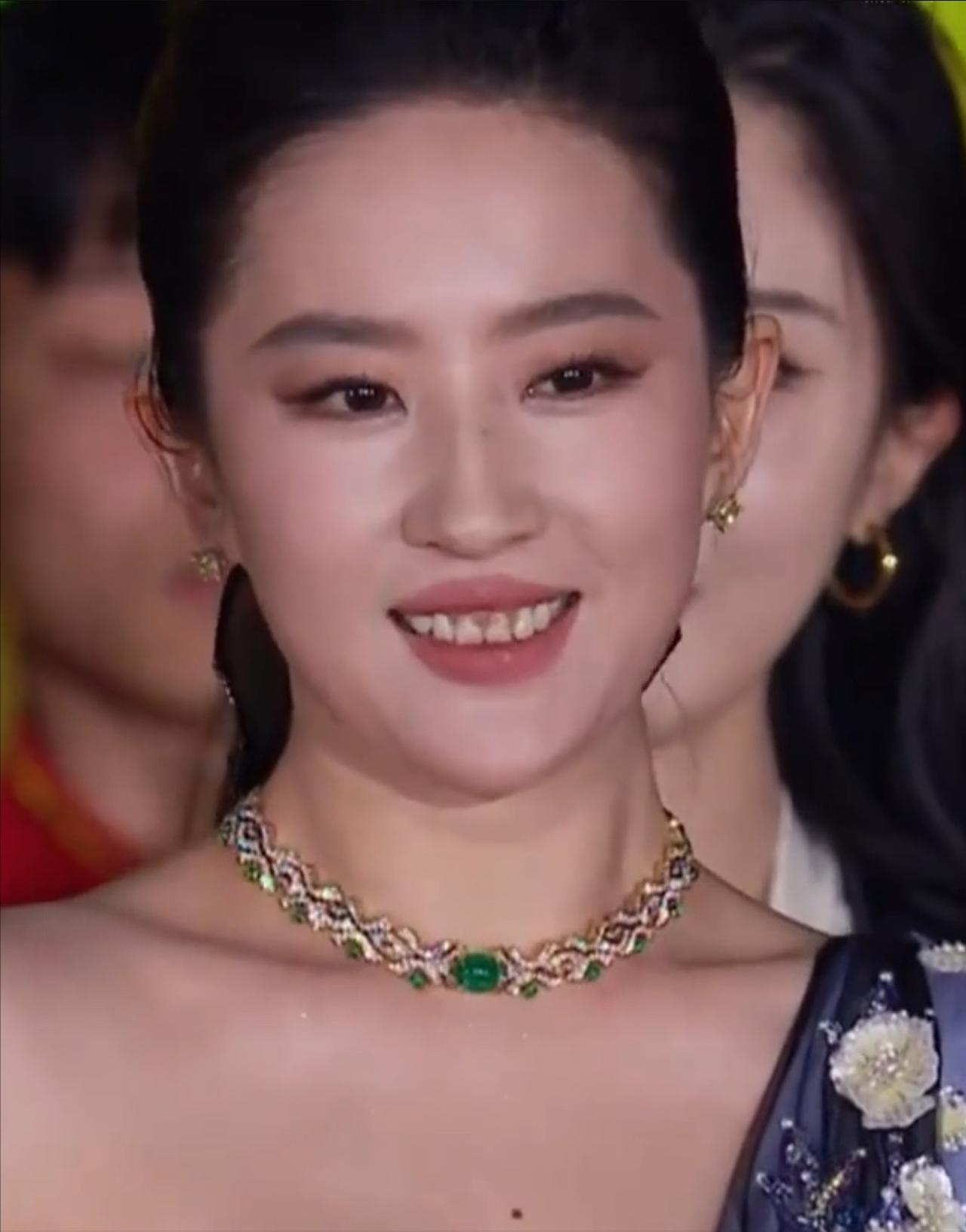 说句不怕挨骂的话
刘亦菲长得也就一般般，我实在不懂怎么会有那么多人，把她吹成内娱