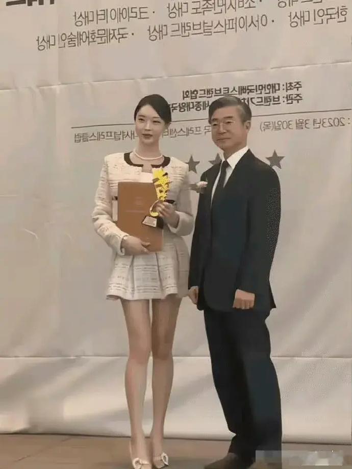 本来以为韩国财阀喜欢这种清新有气质的美女，结果一转身，原来是我肤浅了 ​​​