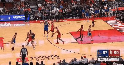 图上是2024赛季季后赛首轮，库里手指有伤，狄龙奔着手指去的