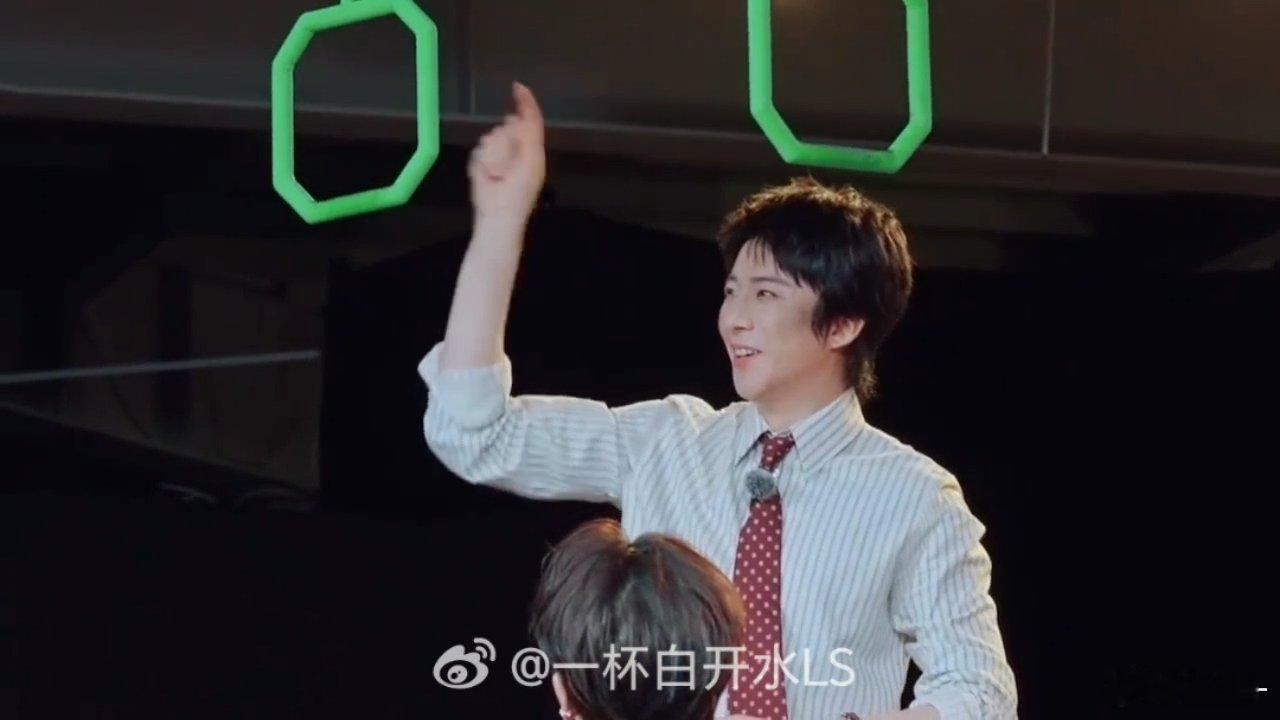 刘宇宁一秒八百个假动作开始推理吧 假动作超多，被托举的宇宁，团宠地位稳了。 