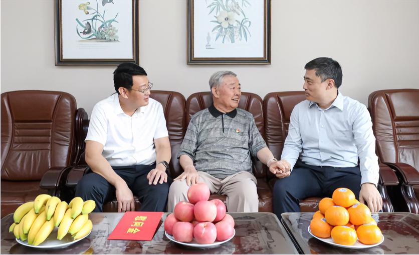 “七一”前夕，徐矿集团党委组织开展走访慰问活动。6月30日，徐矿集团党委书记、董