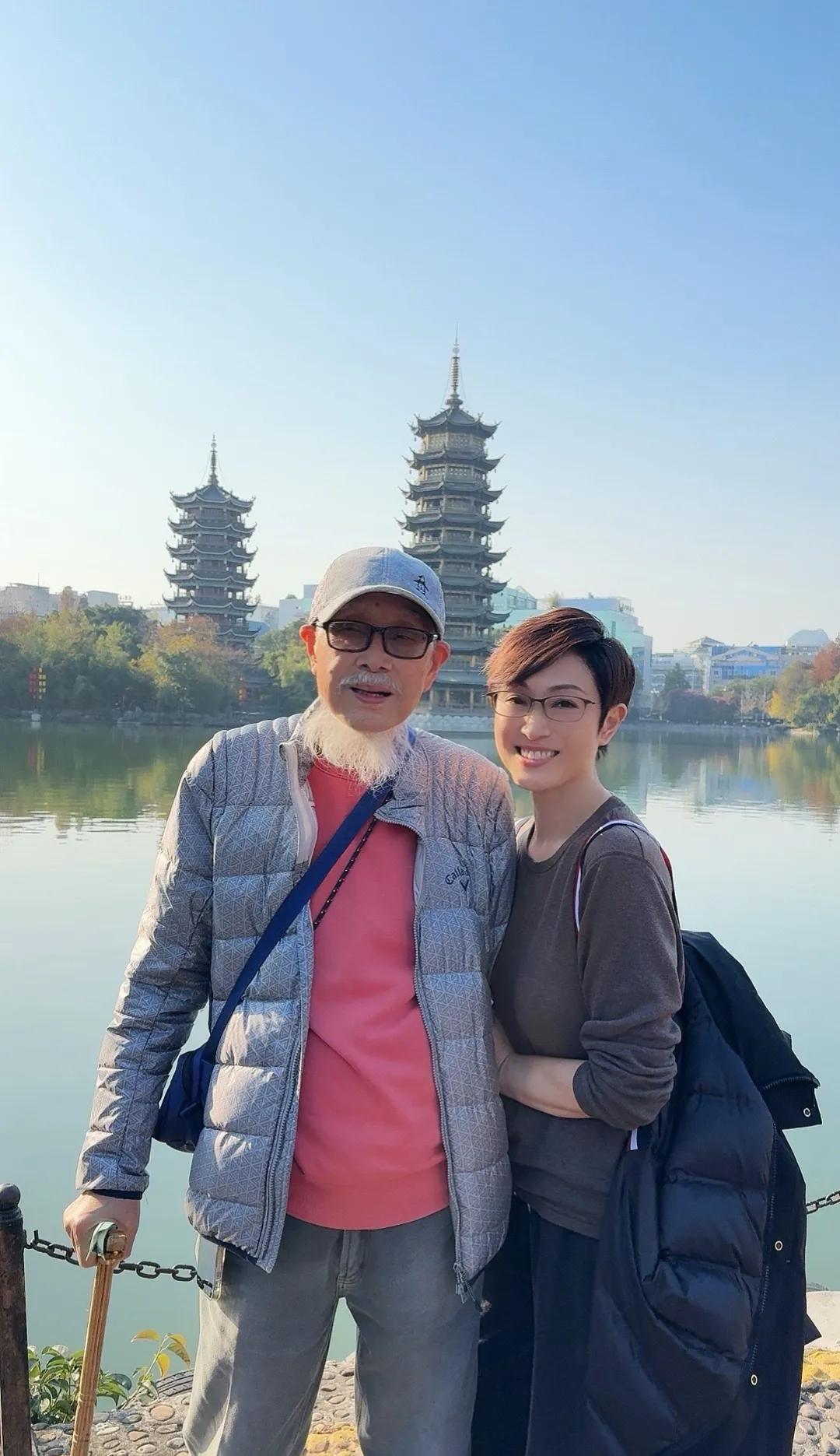 香港艺人陈法蓉带着父亲来到桂林旅游，在景区合影好开心。父亲留着长长的胡子，看起来