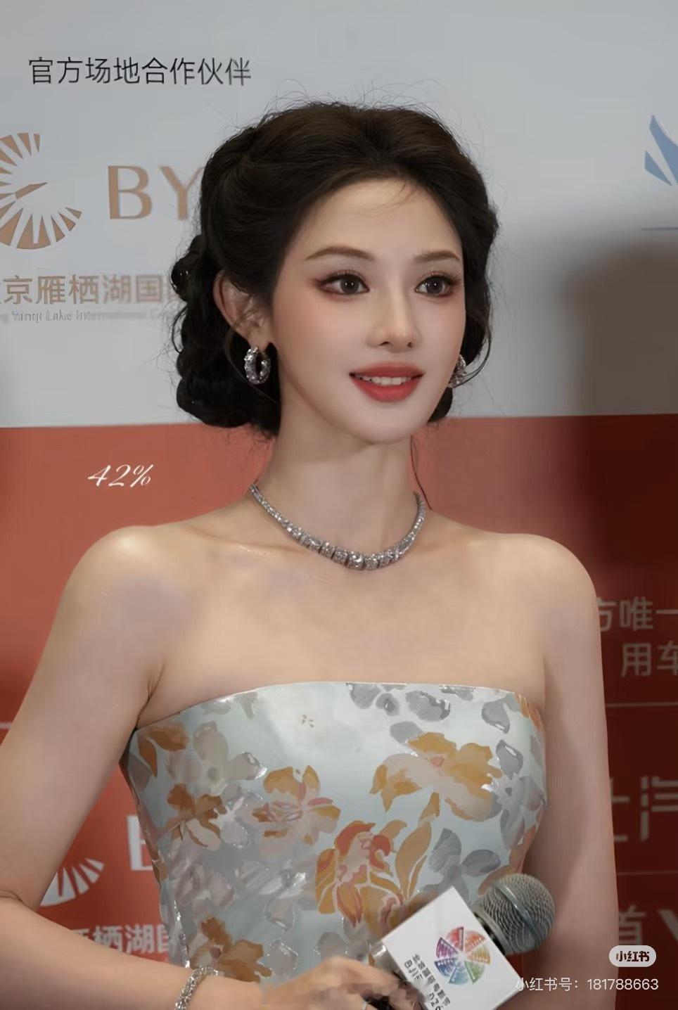 彭小苒手指被门夹伤 安全第一，照顾好自己看看昨天北影节上的彭小苒 