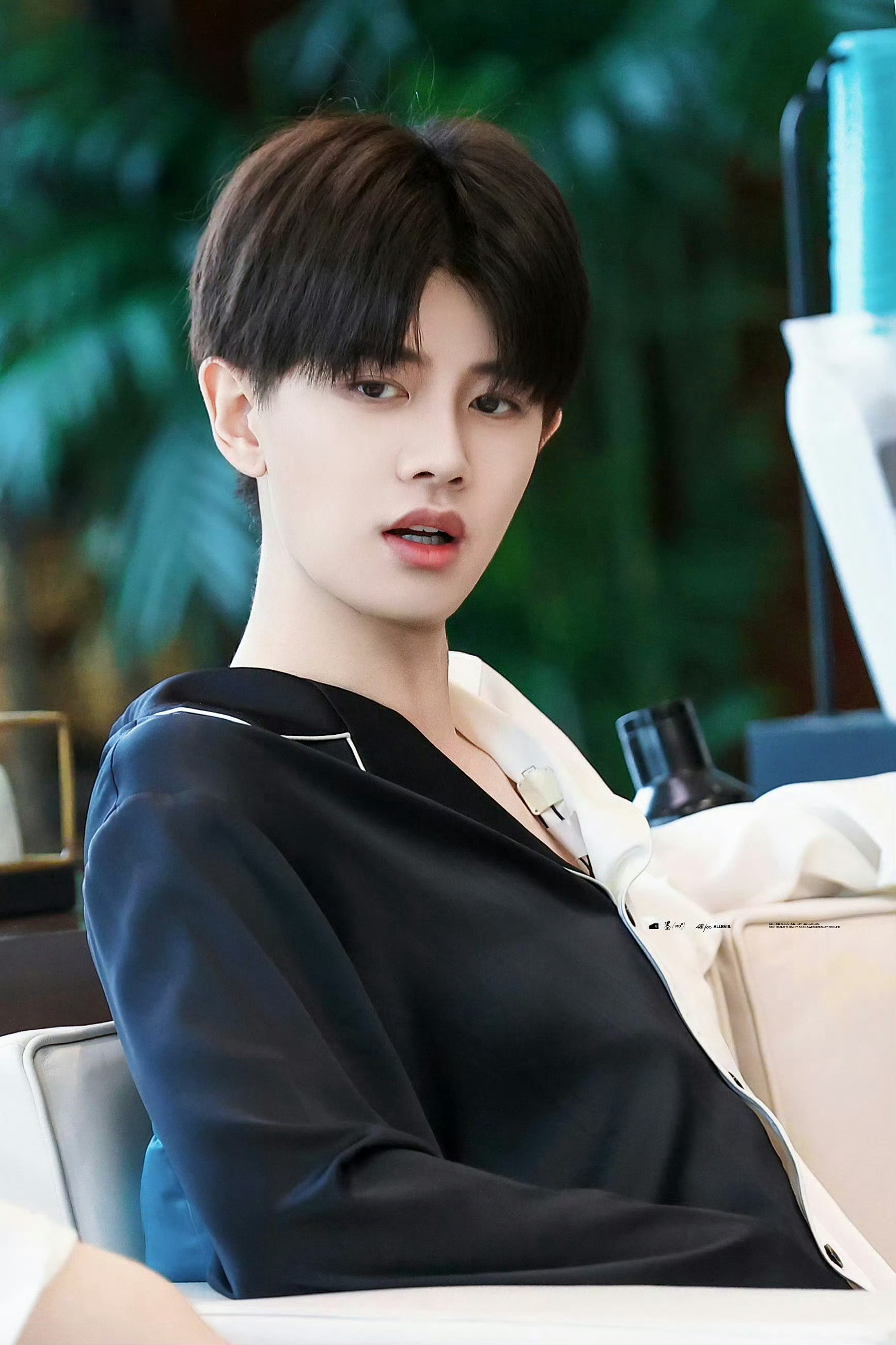 任嘉伦 任嘉伦，初次见你一见如故，眉目成书，世界的温柔，是晚来的善意和干净的你，