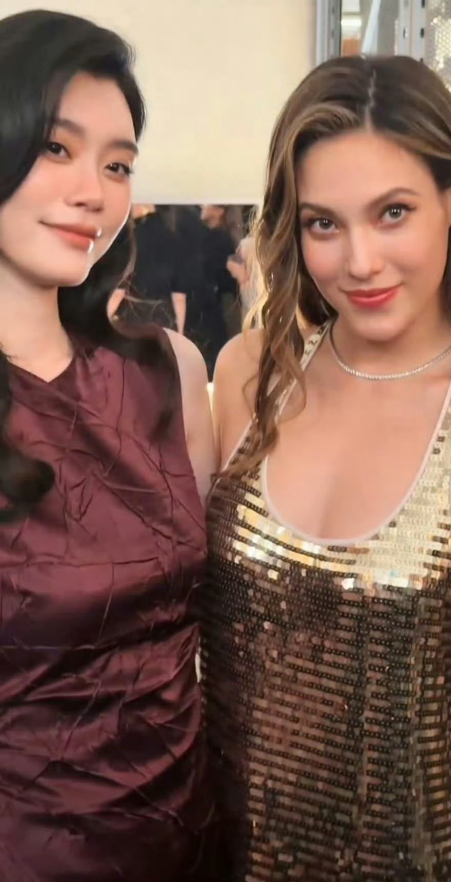奚梦瑶婚后首次公开亮相奚梦瑶大婚后惊艳亮相！一袭酒红旗袍尽显超模骨相，身段玲珑气