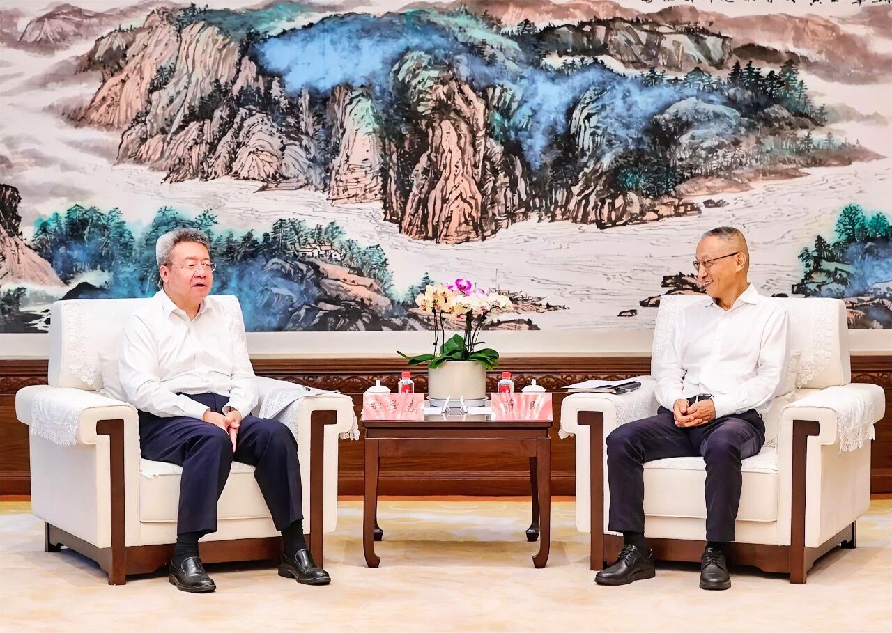 8月5日，中建集团党组书记、董事长郑学选与中国联通党组书记、董事长董昕在中国联通