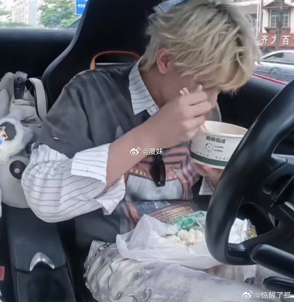 张极在跑车上吃猪脚饭登陆少年团搞笑担当预定！张极跑车炫猪脚饭，散装米饭放腿上，画