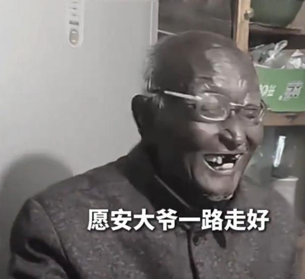 太让人惋惜了，网红“钓帝”巧克力大爷因病去世。这位大爷钓龄超50年（也有说60年