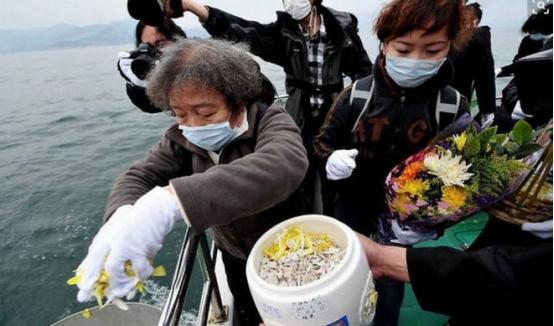 原本我以为海葬不用钱，只要随便在海岸或者海上，把骨灰撒出去就行，没想到，弄一次海