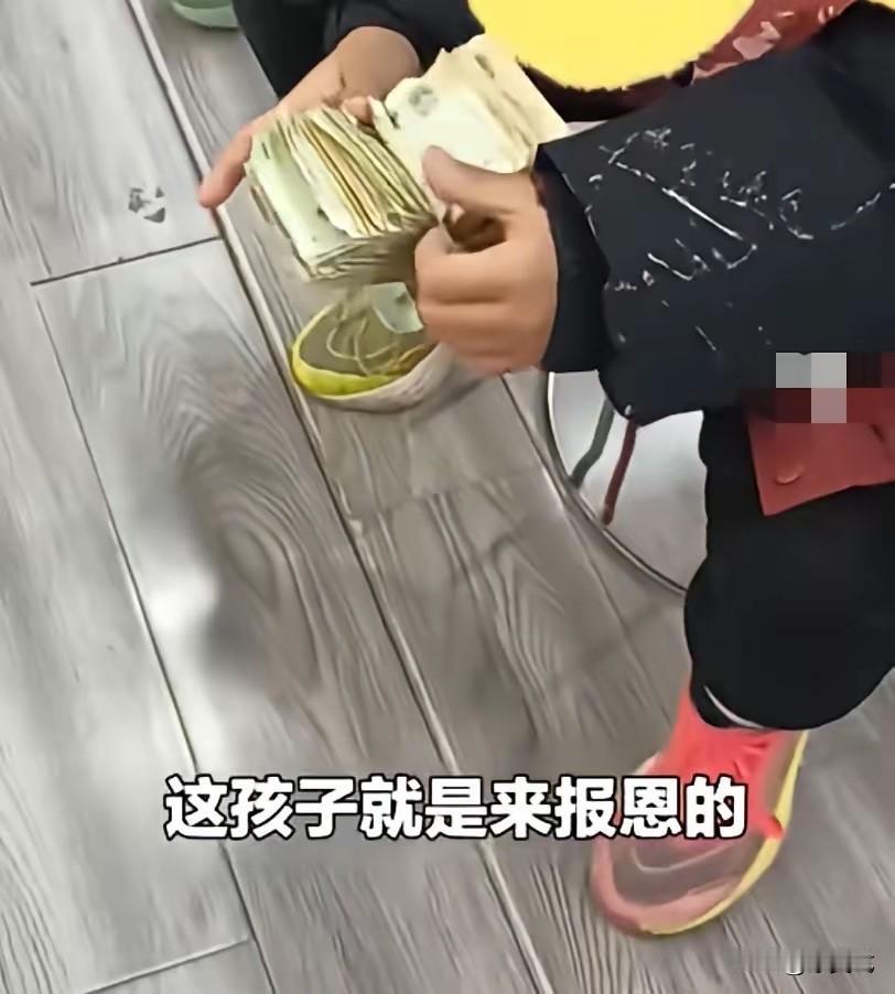 “泪目！”石家庄，一鞋店走进一个11岁男孩看鞋子，店主以为是陪父母在看没在意，当