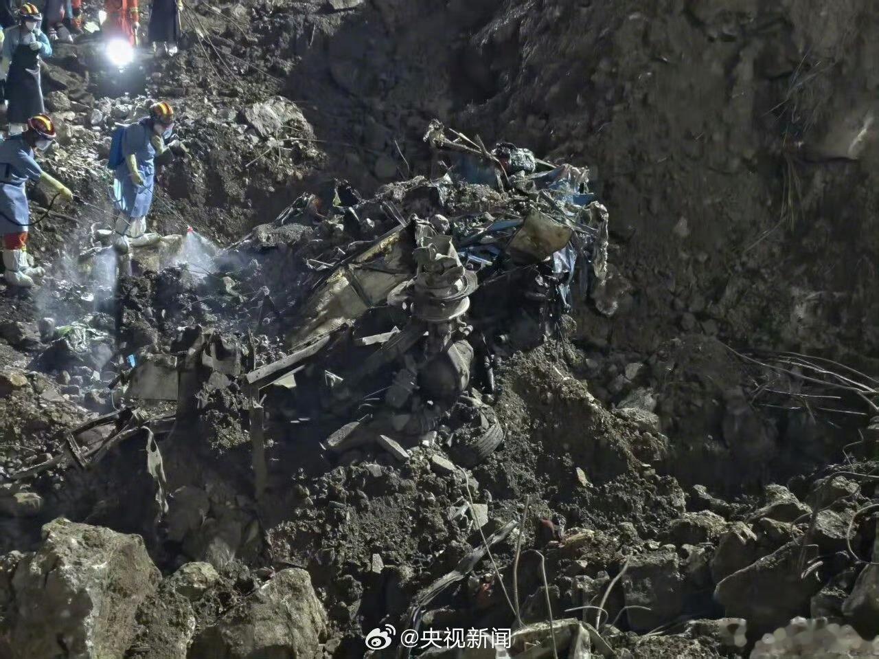 重庆彭水发现失联中巴车残骸让我想起来那个故事，如果拍车牌的人没有提前下车，这辆大