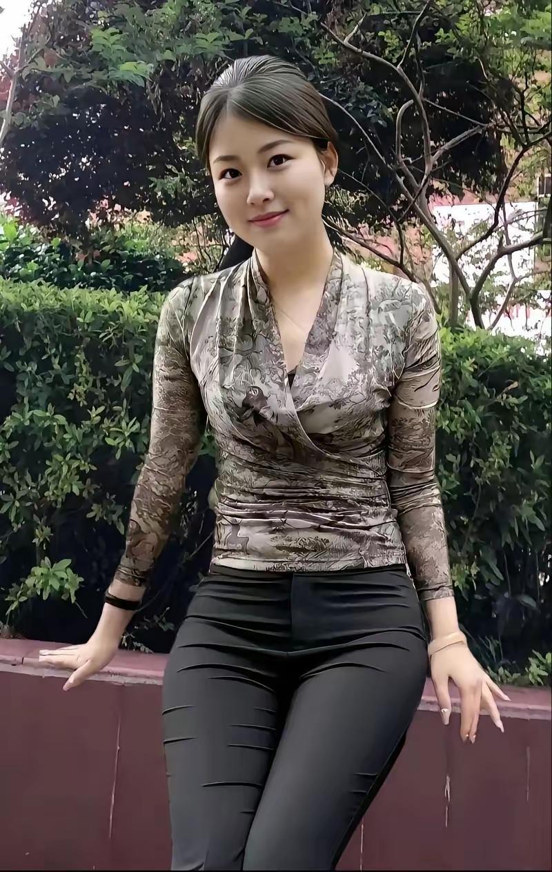 目若悬珠盈秋水，
面带微笑露妩媚。
天香国色令人醉，
清纯丽质自然美。