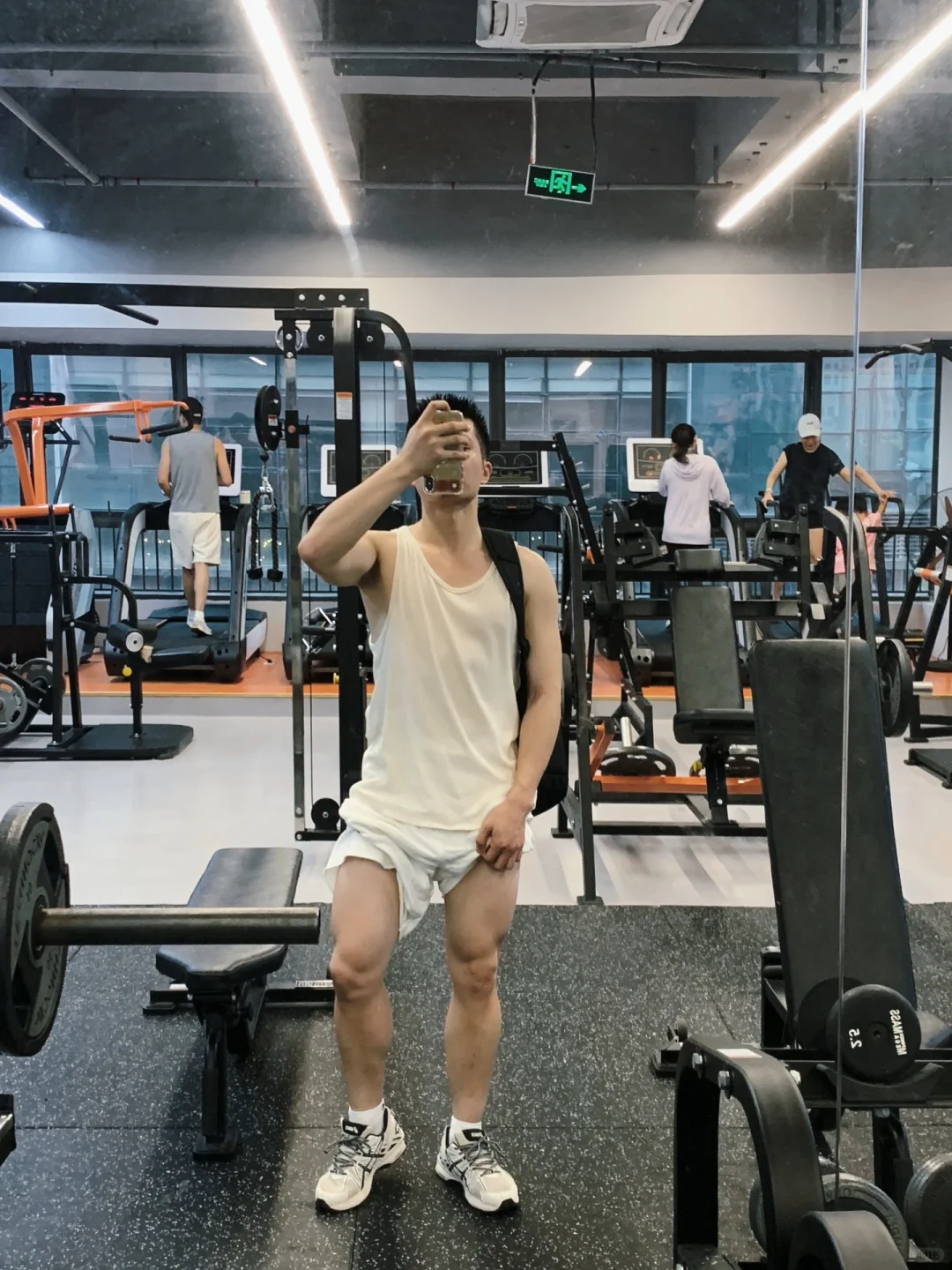 又菜又爱练，假装是有粗腿和腹肌的肌肉男！