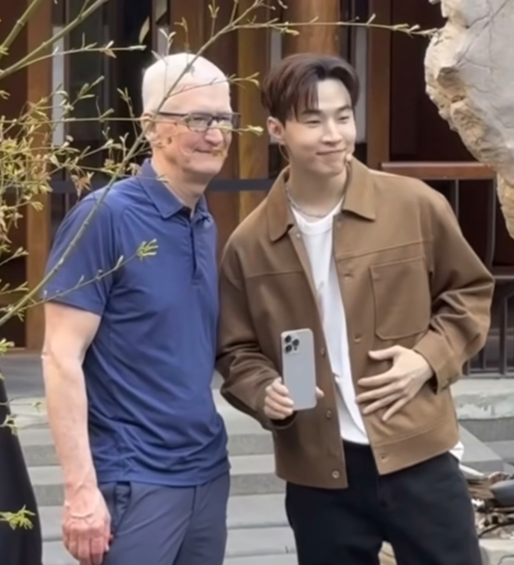 刘宪华要把合照AirDrop给库克被刘宪华这波操作惊艳到！和库克拍完照，一句Ai