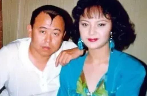 1996年，潘长江走红后，大摇大摆地跟妻子杨云提出离婚。杨云拍桌子怒怼：“当年医