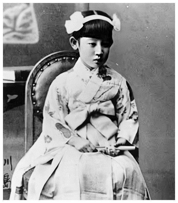 1945年，川岛芳子落入军统手里，可军统手段用尽，她就是没反应。这时，戴笠拿着尺