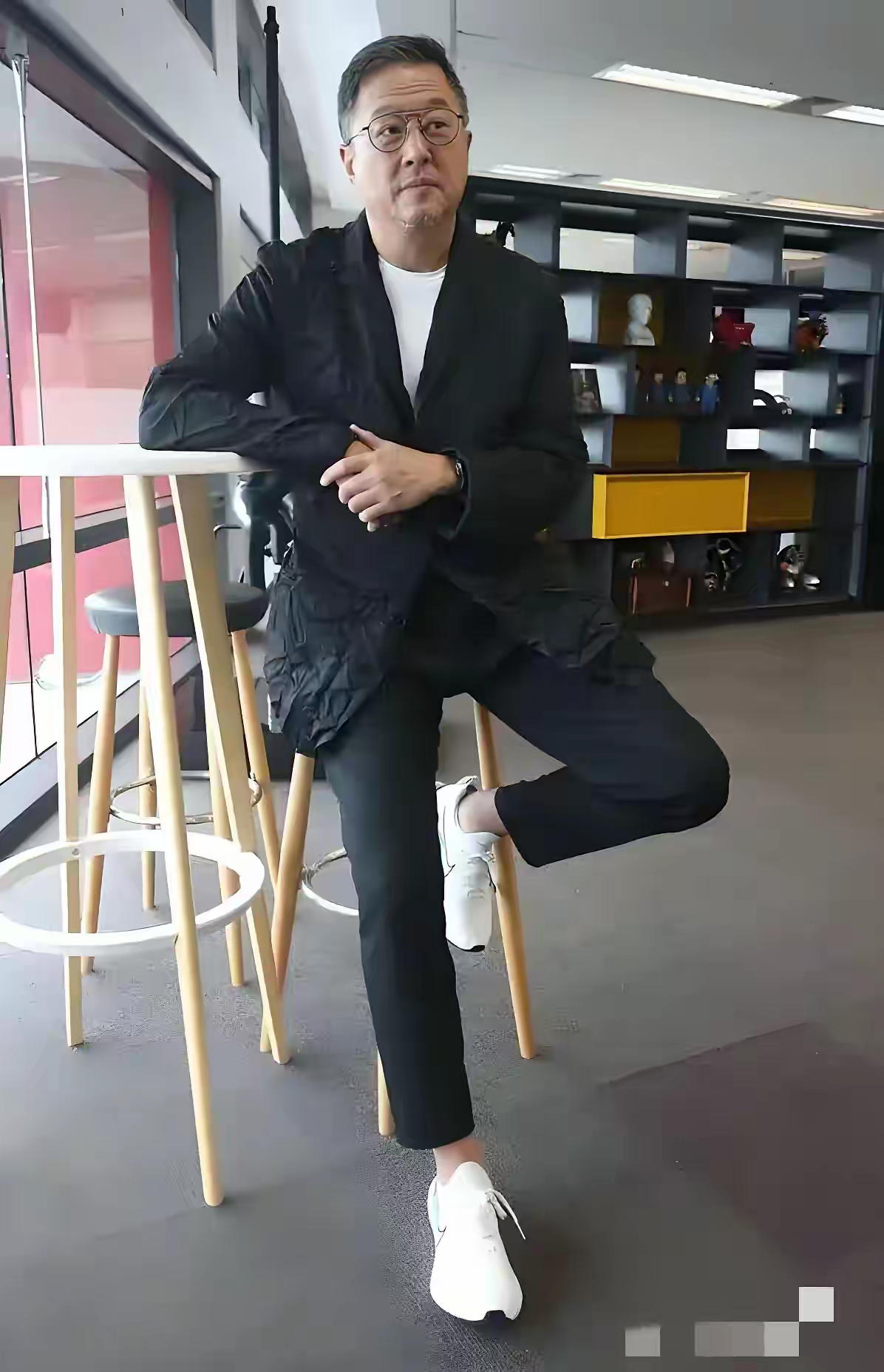 在小S和吴姗儒暗暗较量之际，王伟忠却邀请了吴姗儒上了他的新节目。王伟忠还在节目中