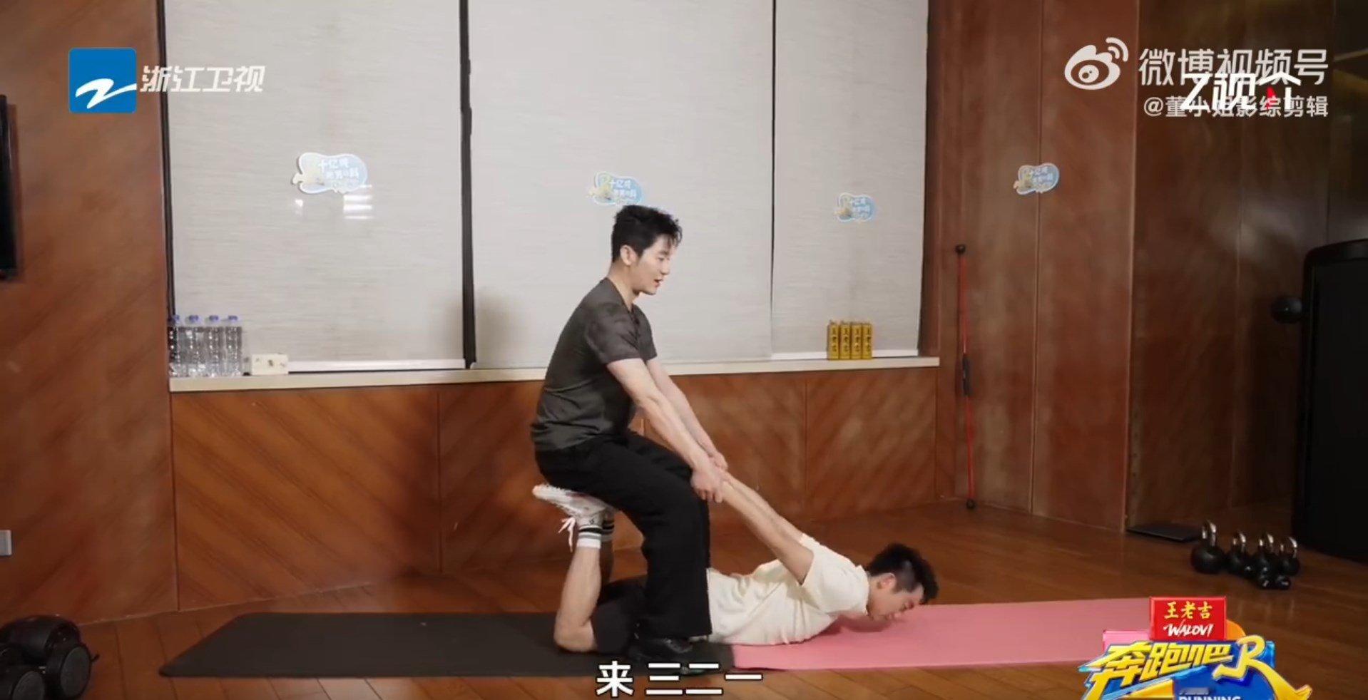 李晨郑恺没有体面一点的姿势吗李晨郑恺你俩有点暧昧了 李晨郑恺同框，被网友调侃是“