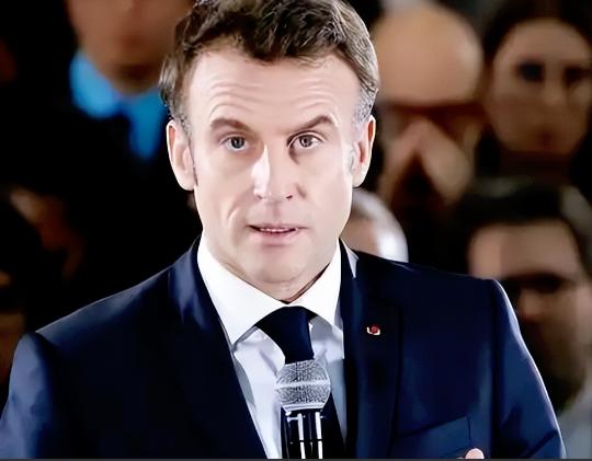 马克龙真是把变色龙体现得淋漓尽致，前脚刚说美国的做法不对，后脚就说委内瑞拉终于不