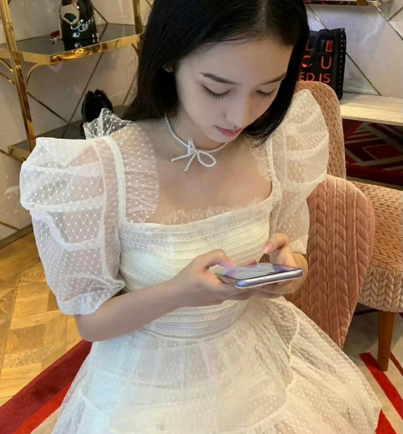 周也早期穿搭周也白衣红围巾造型周也早期穿搭，美得太权威了 