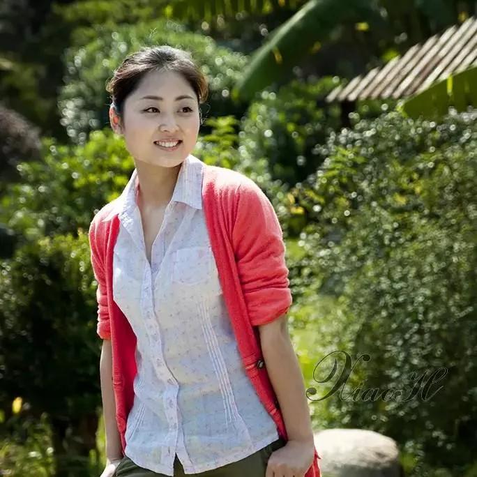 阳光下的微笑  温暖红毛衣，自然中的美好瞬间