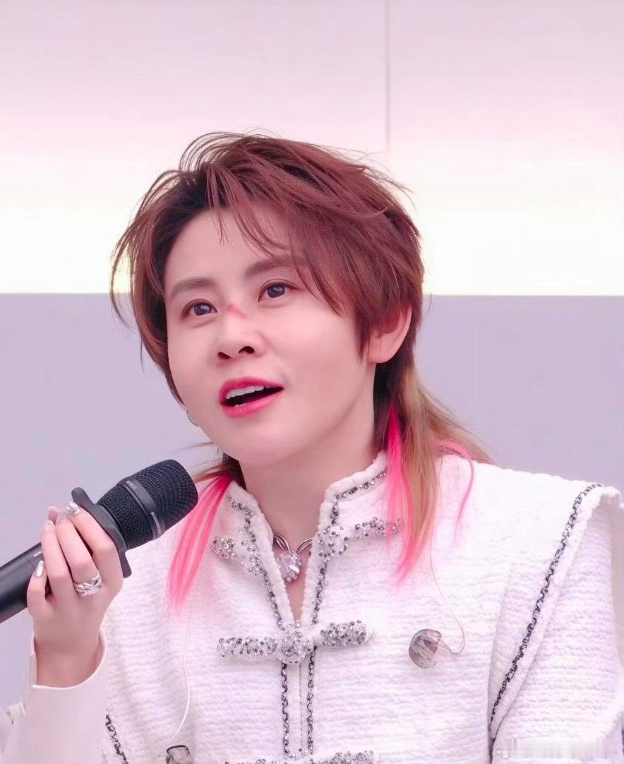 王濛要干到退休了王濛干一行行一行行行行🫡王濛从来不怕全新领域，冰场夺冠、综艺追