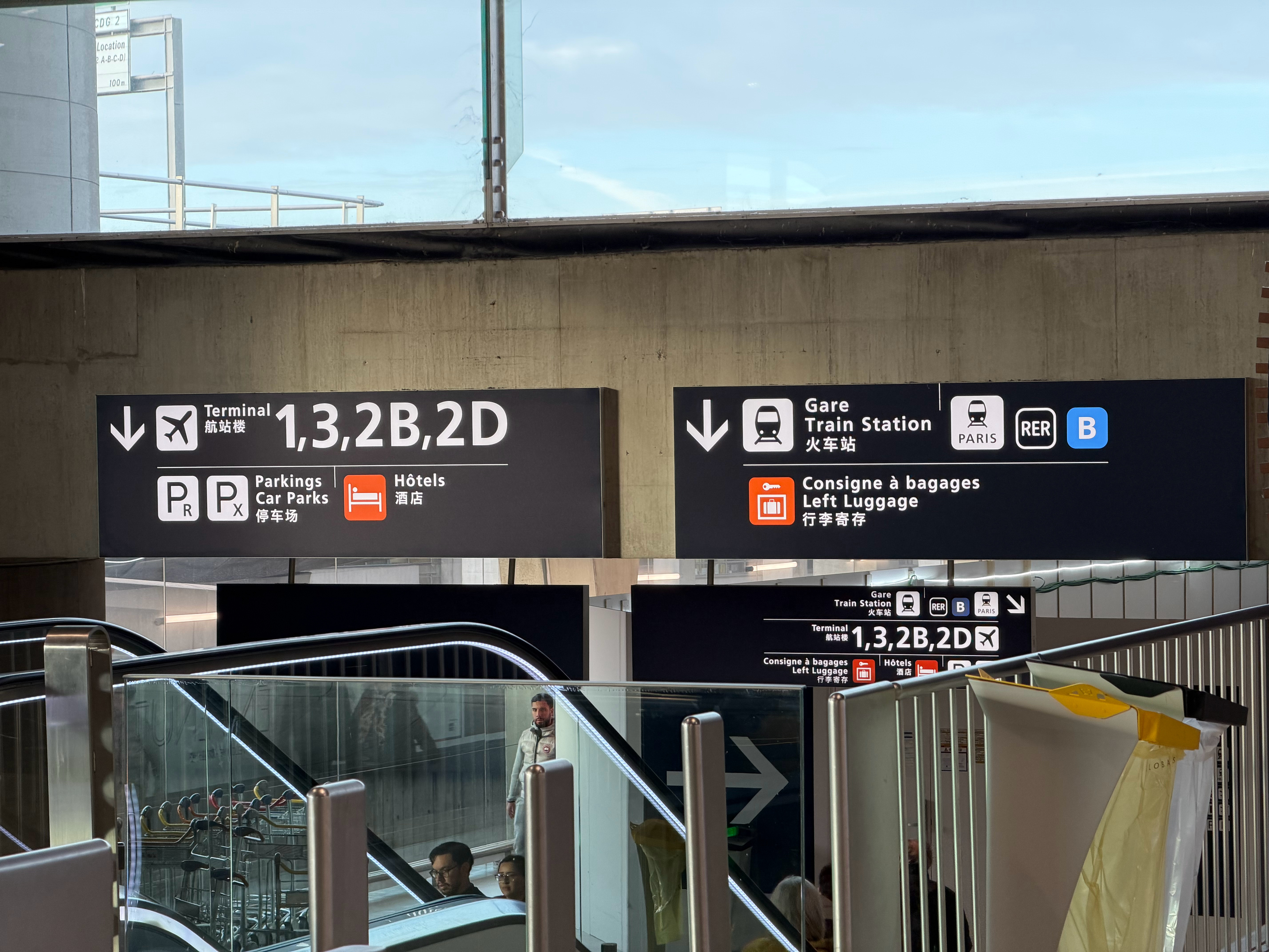 巴黎戴高乐机场太懂规矩了，整个机场都有中文标识