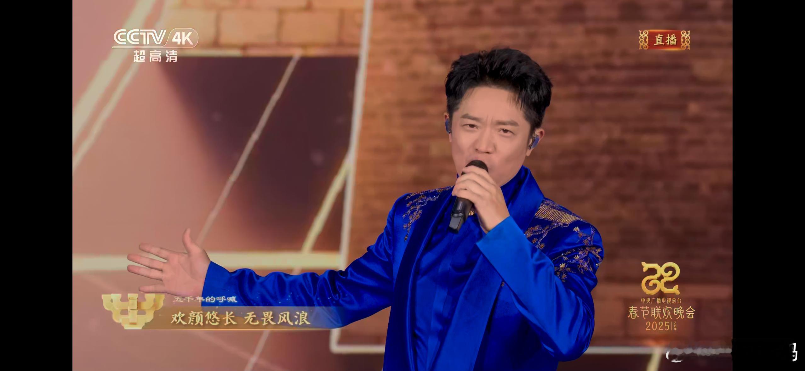 春晚段子大考  春晚 曾毅脸上挂满了rapper转业成功的微笑哈哈哈哈 