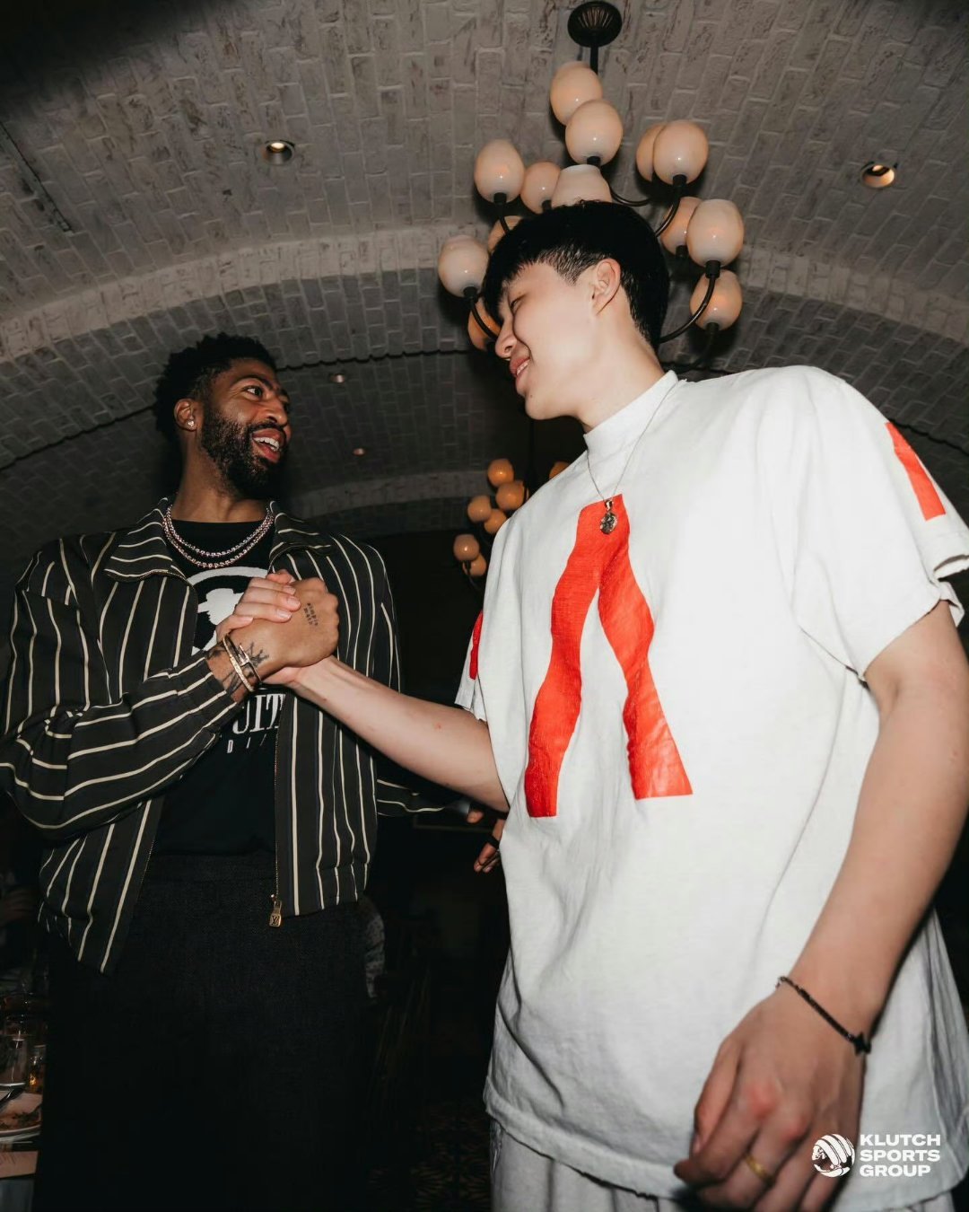 告诉霸天，离浓眉远一点那人不行