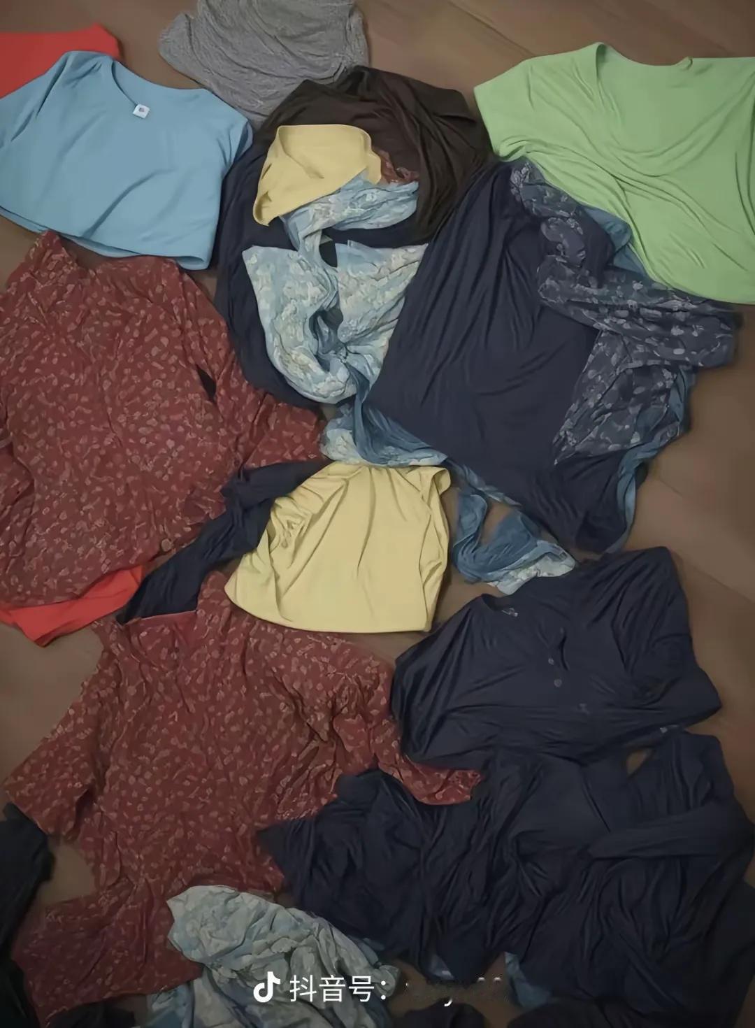 江苏一家鸭店被突击检查，揭露了一批女嫖客，其中年龄最大的已过五十，最年轻的则仅有