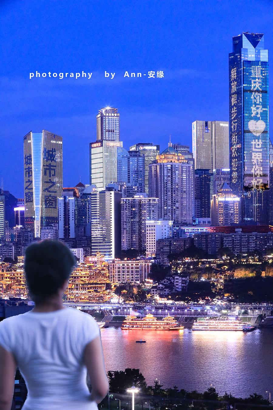 迷幻行为大赏：三维迷宫+8D魔幻城的“C位天台”，揽一山两江万丈灯火！
 
论极