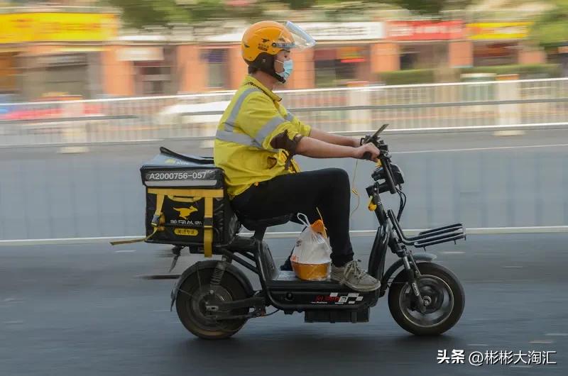 越是艰难的时候越要坚持，这话太对了！《2024年中国社会心态研究报告》显示近八成
