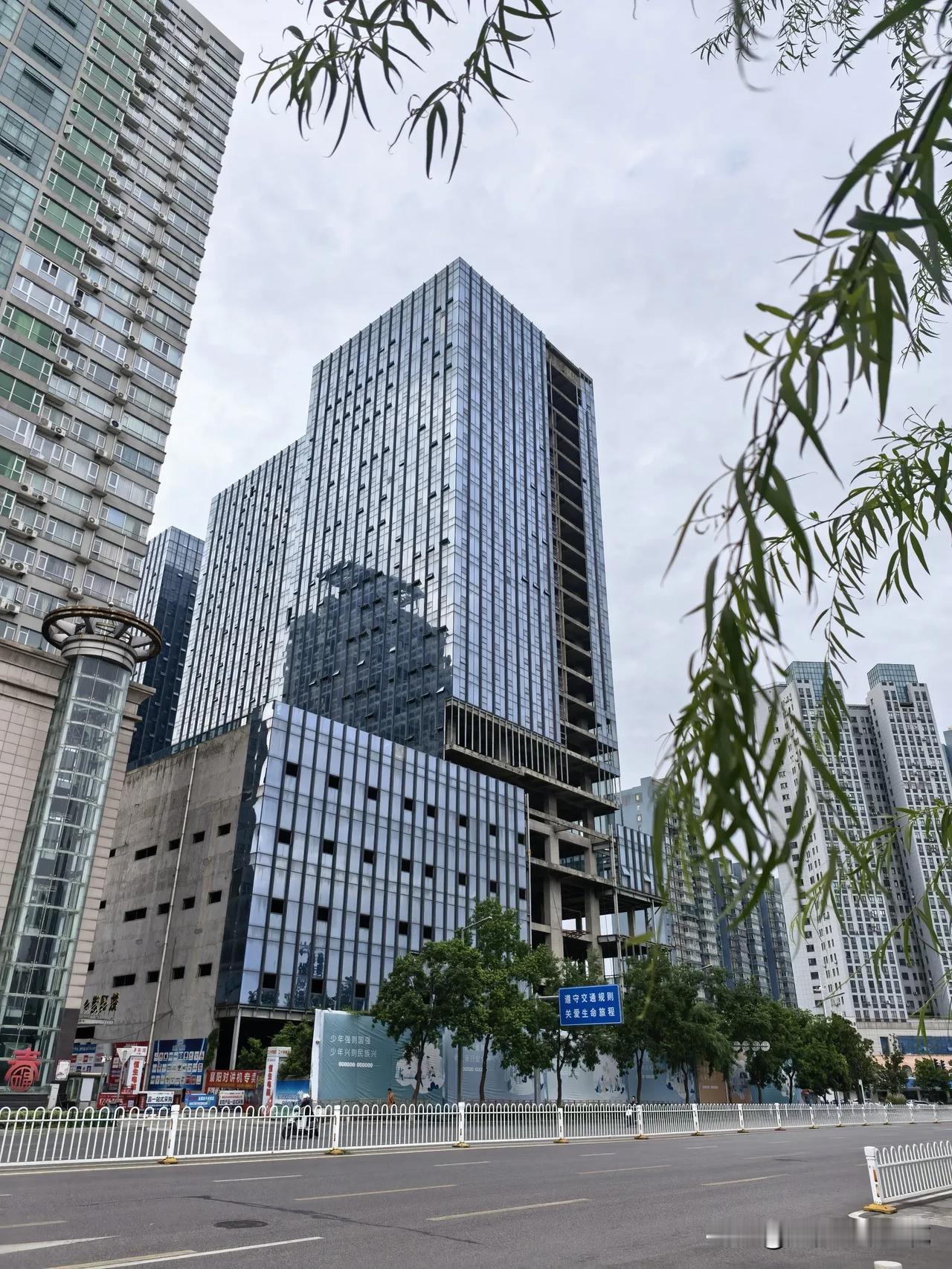 这么多年过去了，这栋大楼依旧荒废着。