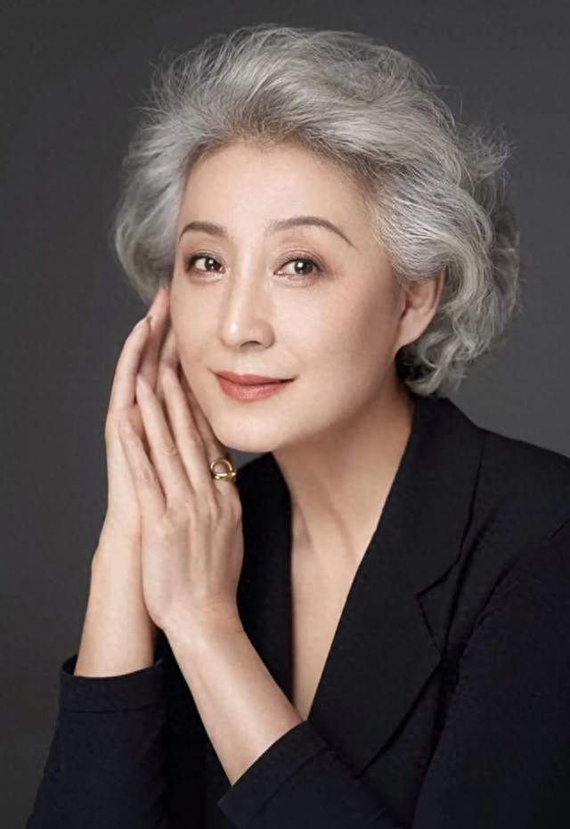 她肯牵手搭肩，唯独不让对嘴