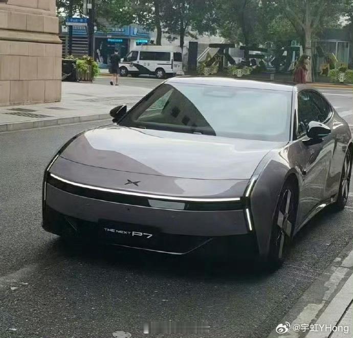我楼下停了一辆新车仔细一看这不是小鹏新p7吗？这设计造型好科幻未来科技感这不就来