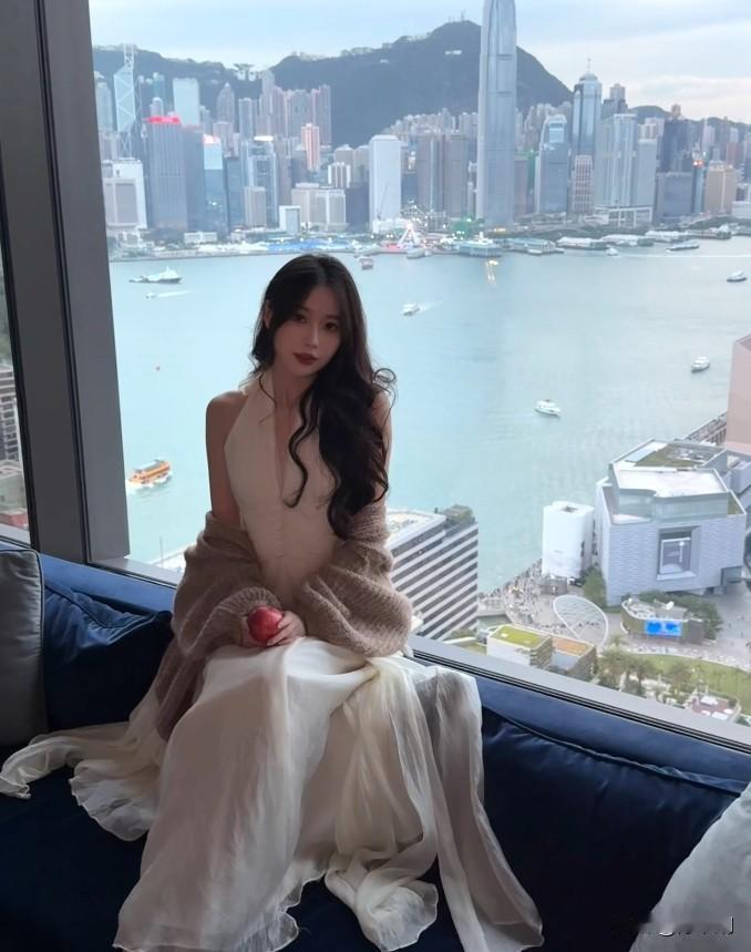 凭窗揽尽香江色，衣袂轻随云影悠。