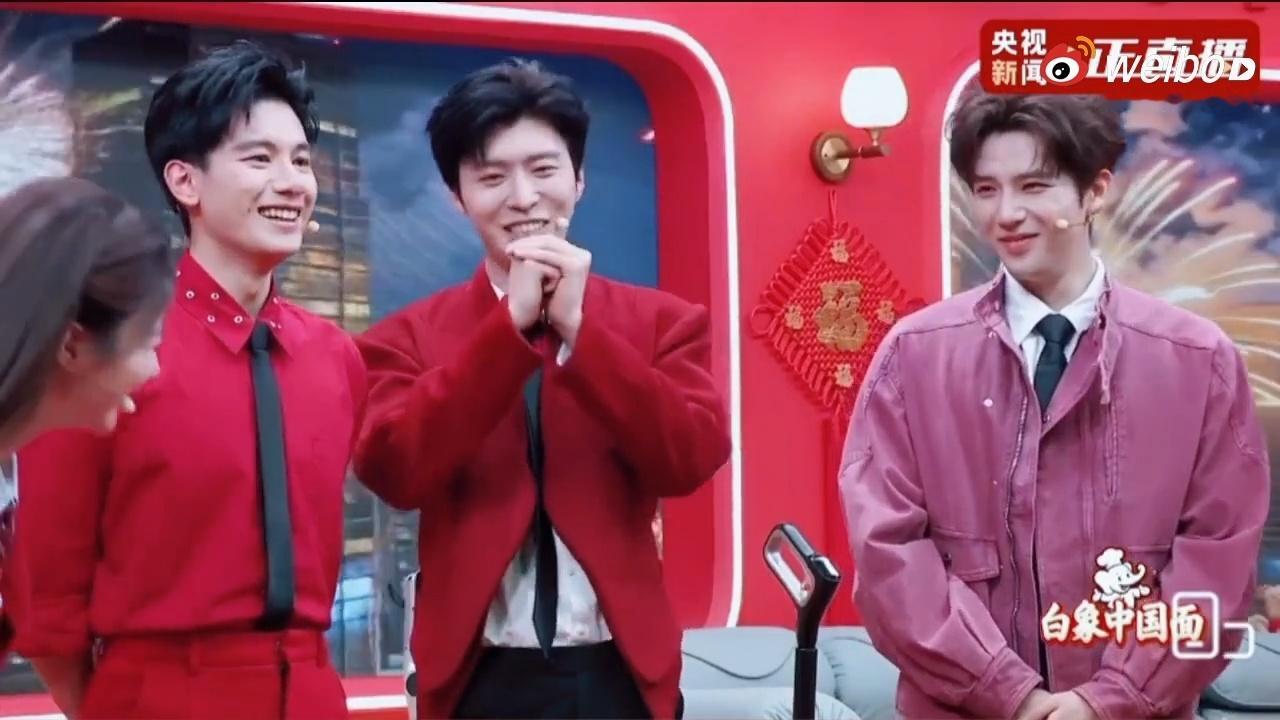 王安宇胡先煦范丞丞合体吃泡面 游戏玩着玩着就变成了泡面安利大会！三兄弟用加字游戏