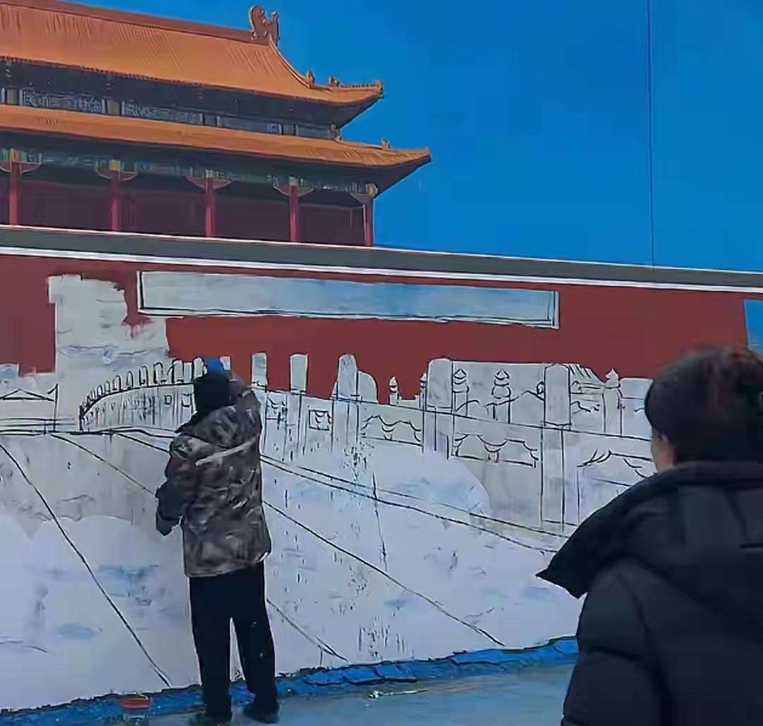 男子绘出巨型“天安门”成网红打卡点太赞了！吴承言用画笔把天安门绘在乡村白墙上，不
