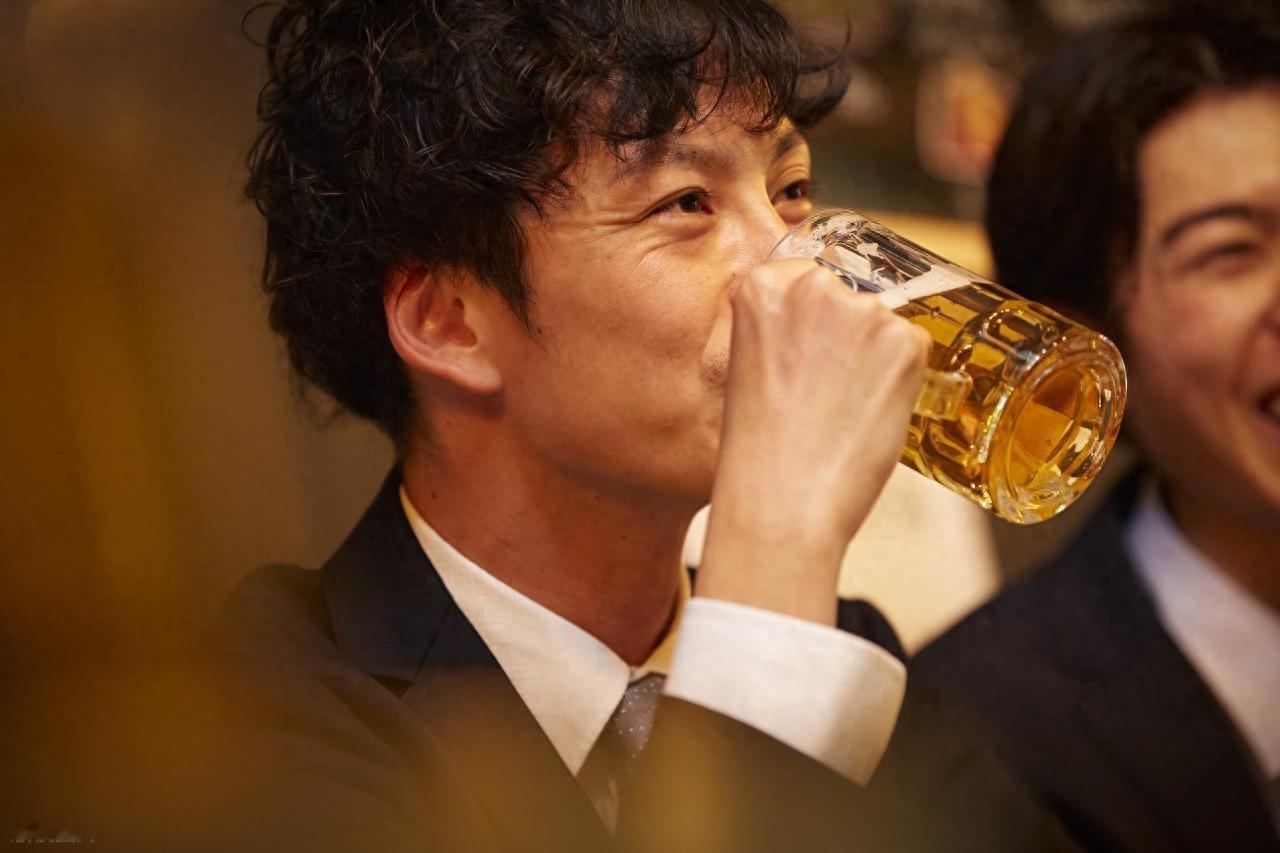 男性喝酒后，若频繁出现7大异常，身体发出预警，尽量别再饮酒了 
 
喝酒对男性来