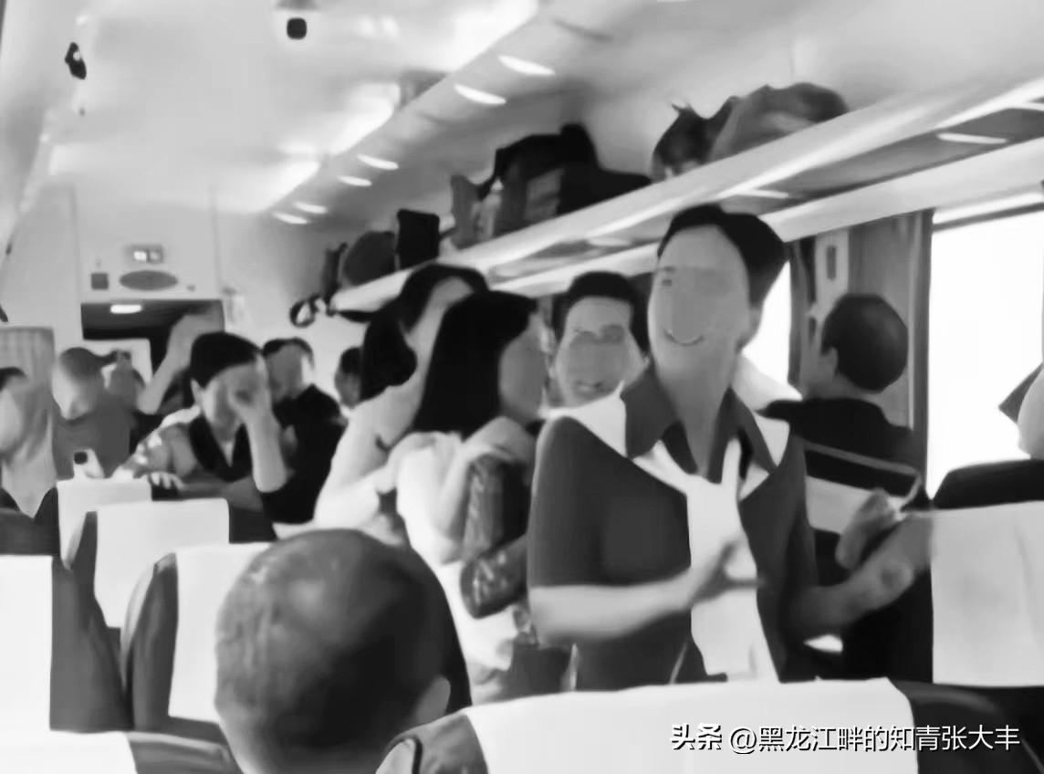 在火车上，你看到这类家伙们组团上车，个个疯疯癫癫，手舞足蹈，是不是心情立马不爽？