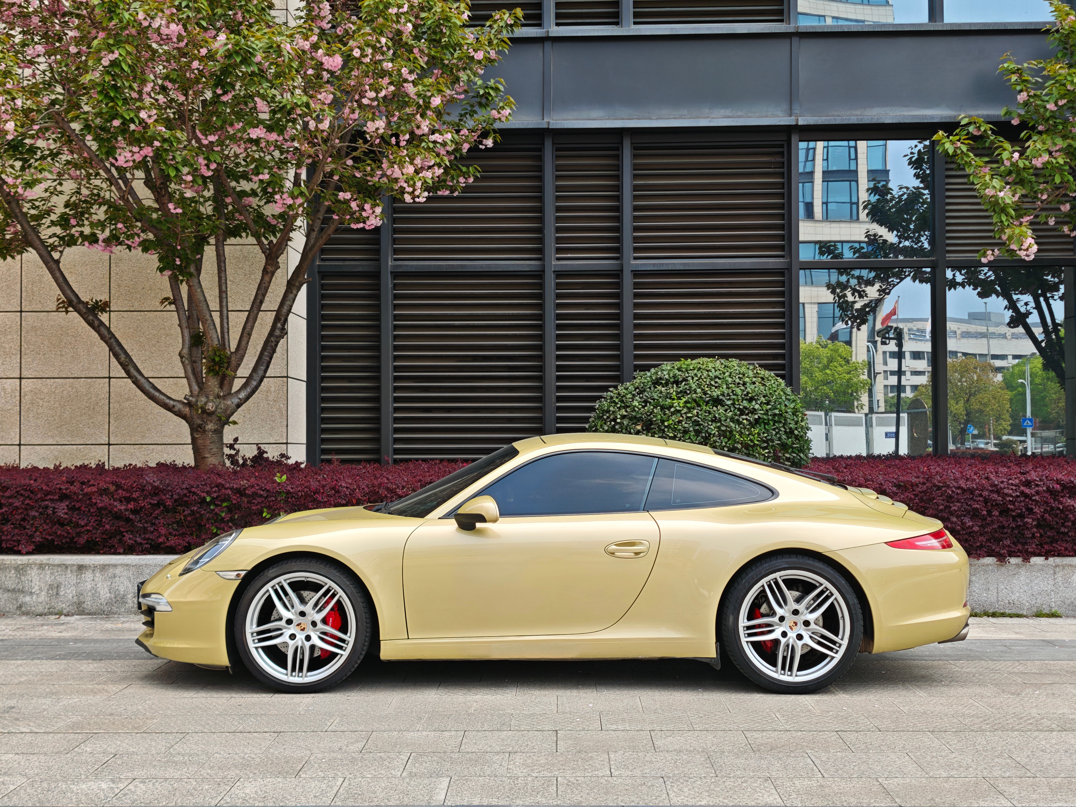 油箱里还是七块多的98，午后热热车，听听高转自吸的声浪，提醒自己还活着。即将30