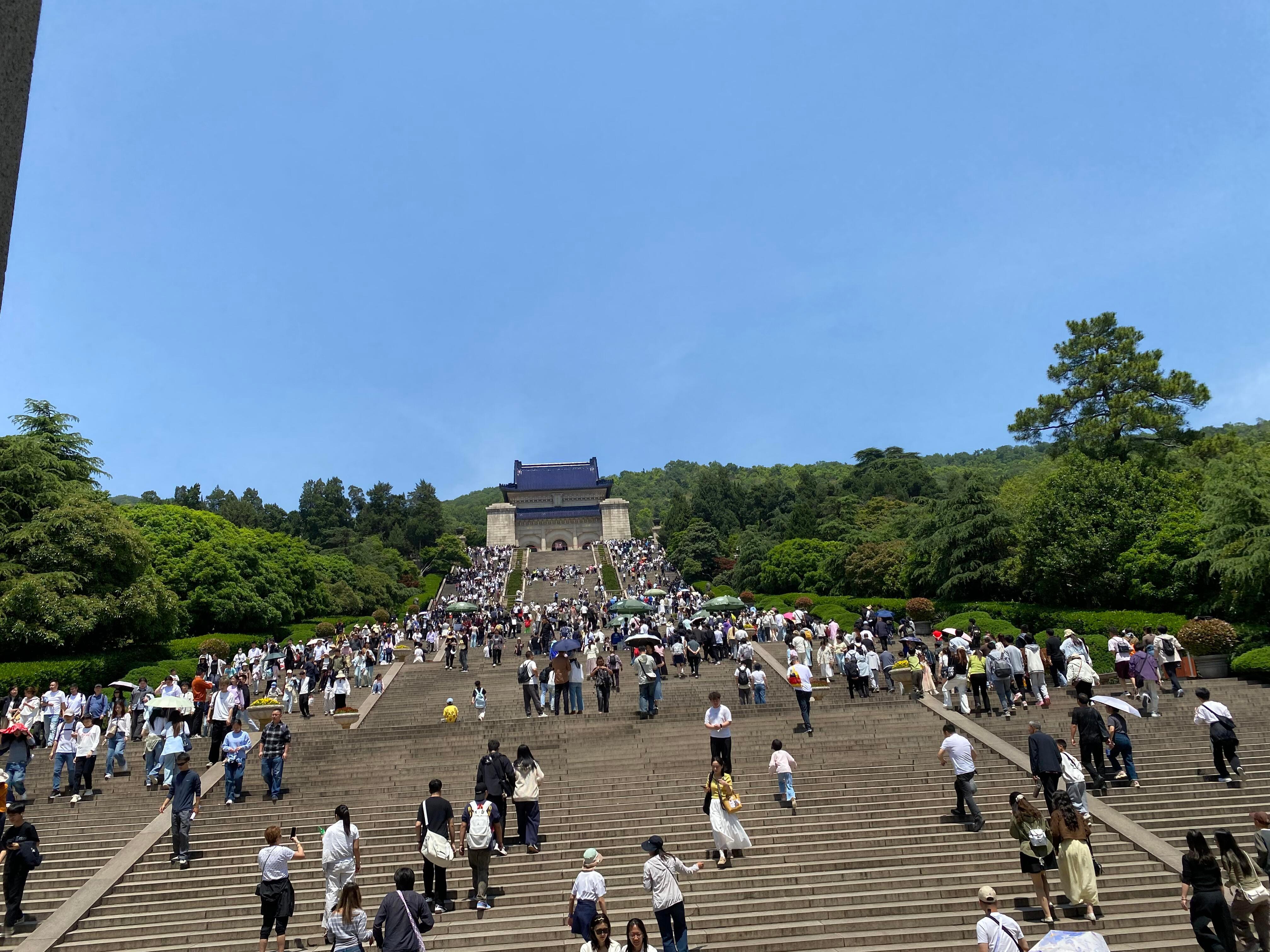 五一假期南京人有亿点点多 五一的南京中山陵景区，看群里发的图，人也不是特别多啊。