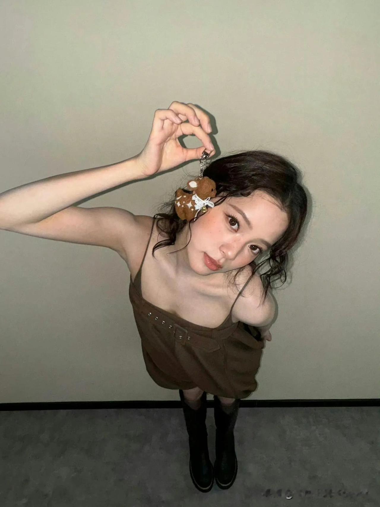 欧阳娜娜这玩偶🧸看上好小呀！