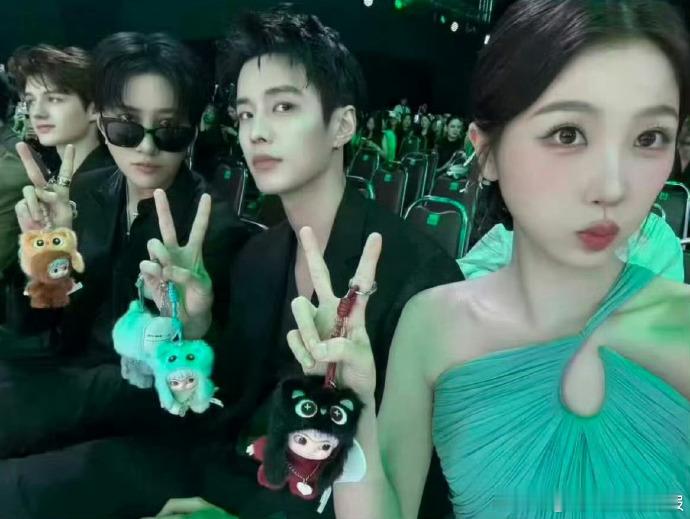 虞书欣暴瘦 10 斤出演《双轨》，网传 12 月初播出，与何与的伪骨科拉扯感，预